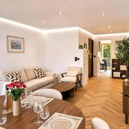 Modern 2-bedroom - Walk To & Old Town Apartment