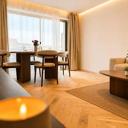 Modern 2-bedroom - Walk To & Old Town *