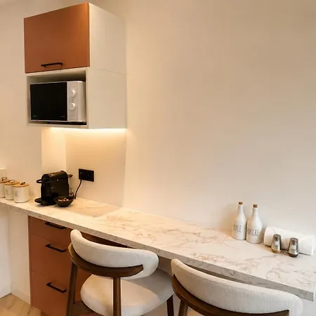 Modern 2-bedroom - Walk To & Old Town Apartment