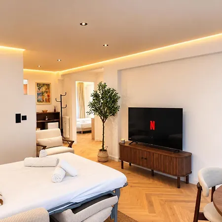 Modern 2-bedroom - Walk To & Old Town *