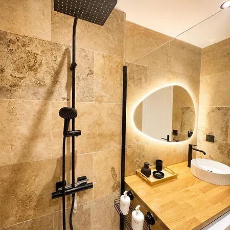 Modern 2-bedroom - Walk To & Old Town Apartment